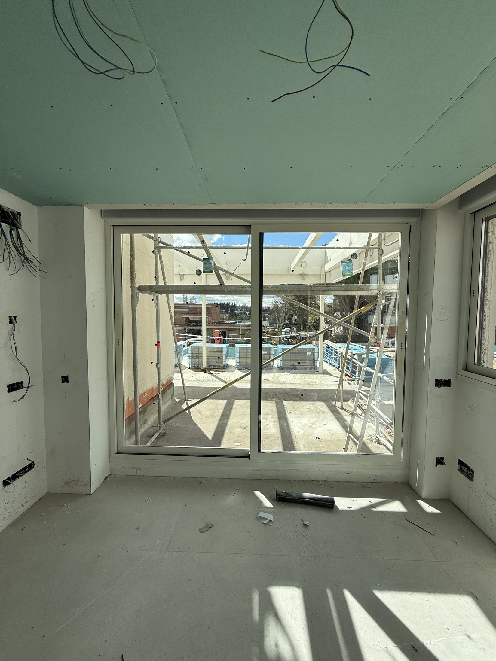 Dormitorio con gran ventanal terminado en la promoción de Valdemarín