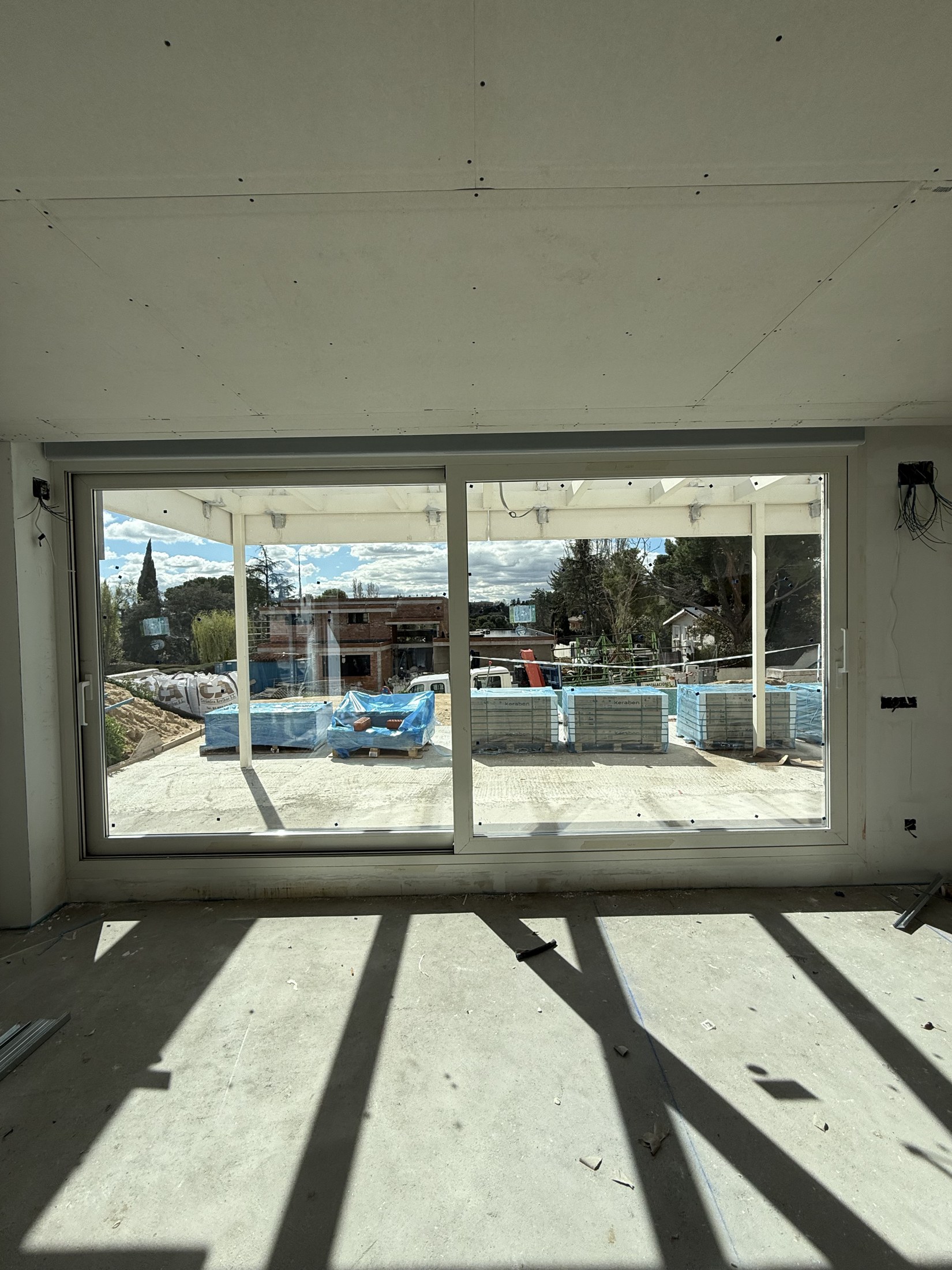 Estancia interior con corredera de gran formato en Valdemarín