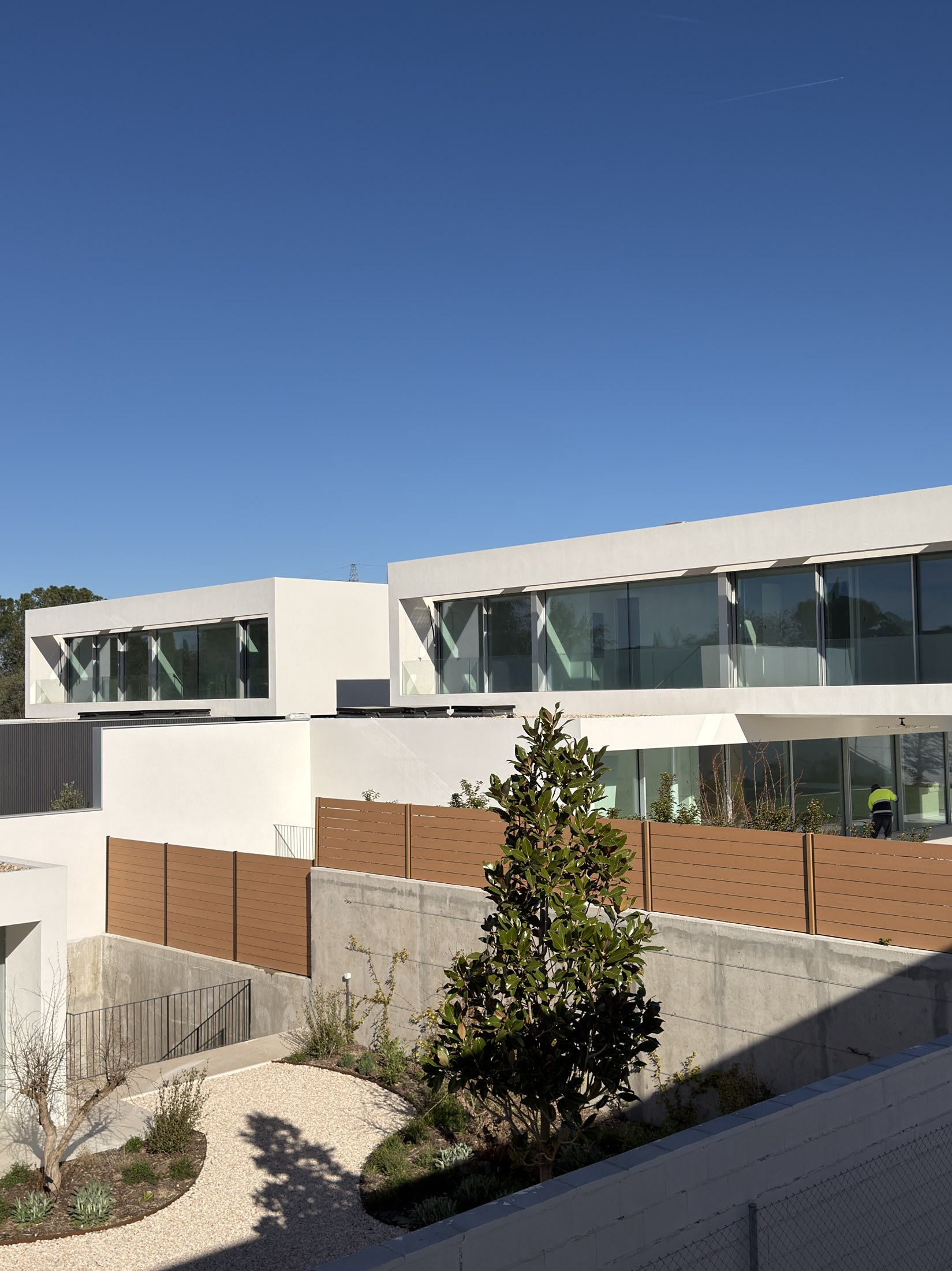 Vista exterior de la promoción residencial terminada en Valdemarín