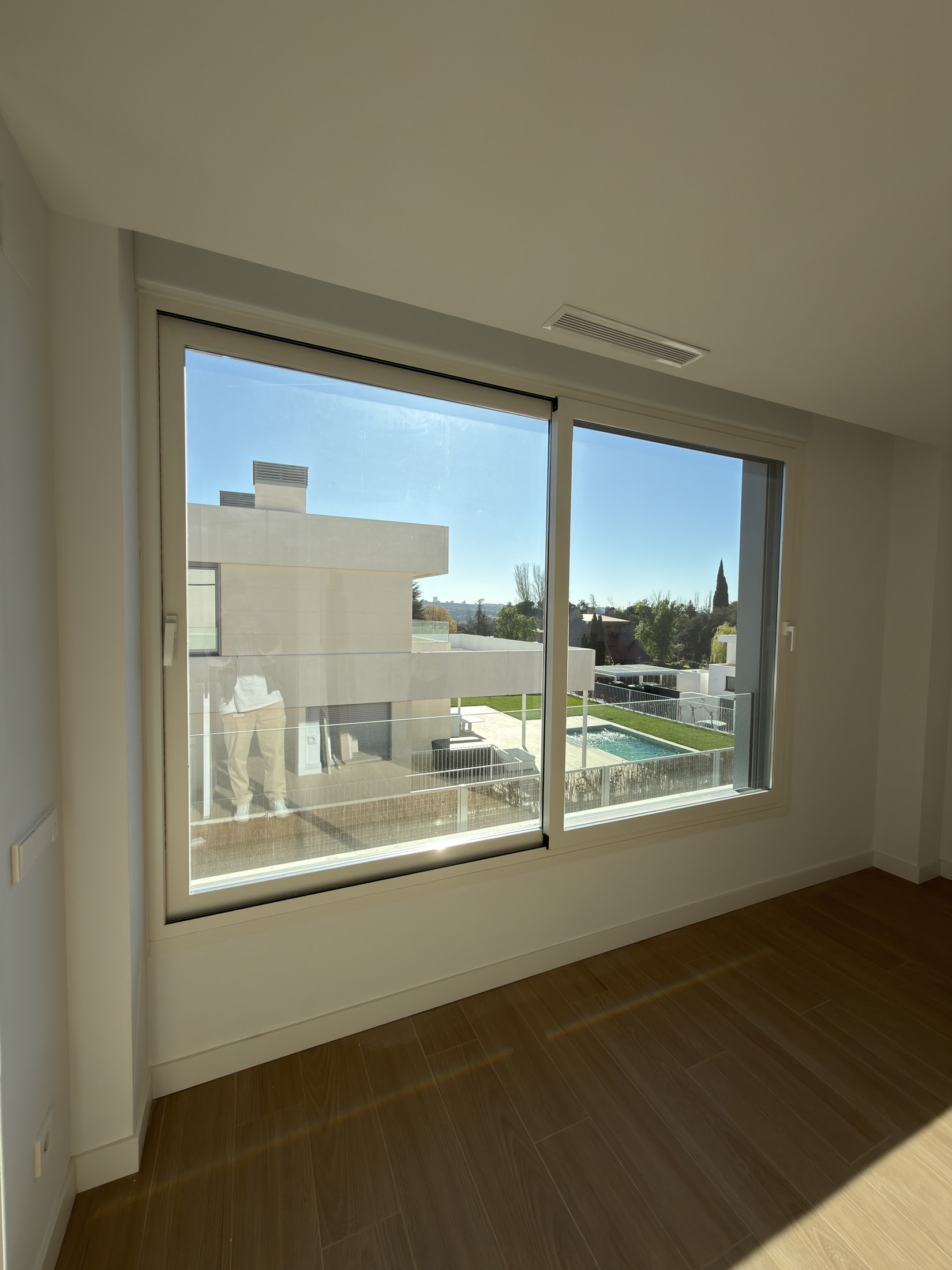 Ventana instalada en dormitorio con acabado limpio y minimalista