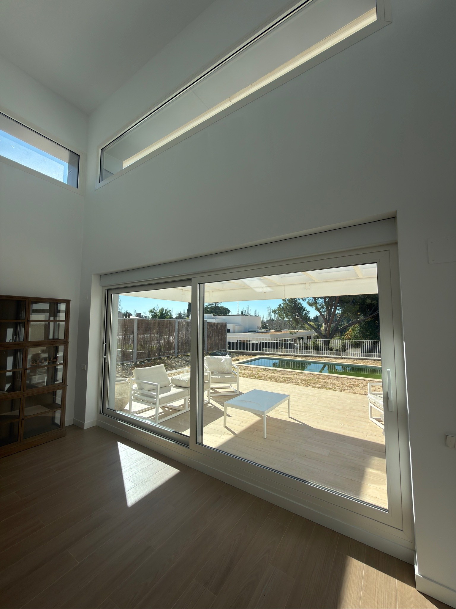 Espacio interior con carpintería de aluminio y gran hueco acristalado