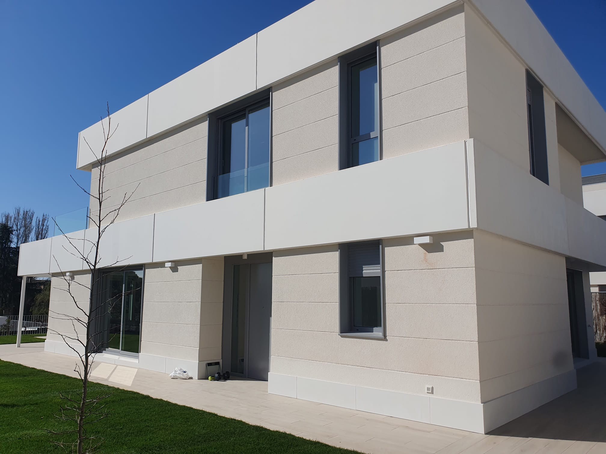Fachada exterior de una de las viviendas del proyecto en Valdemarín